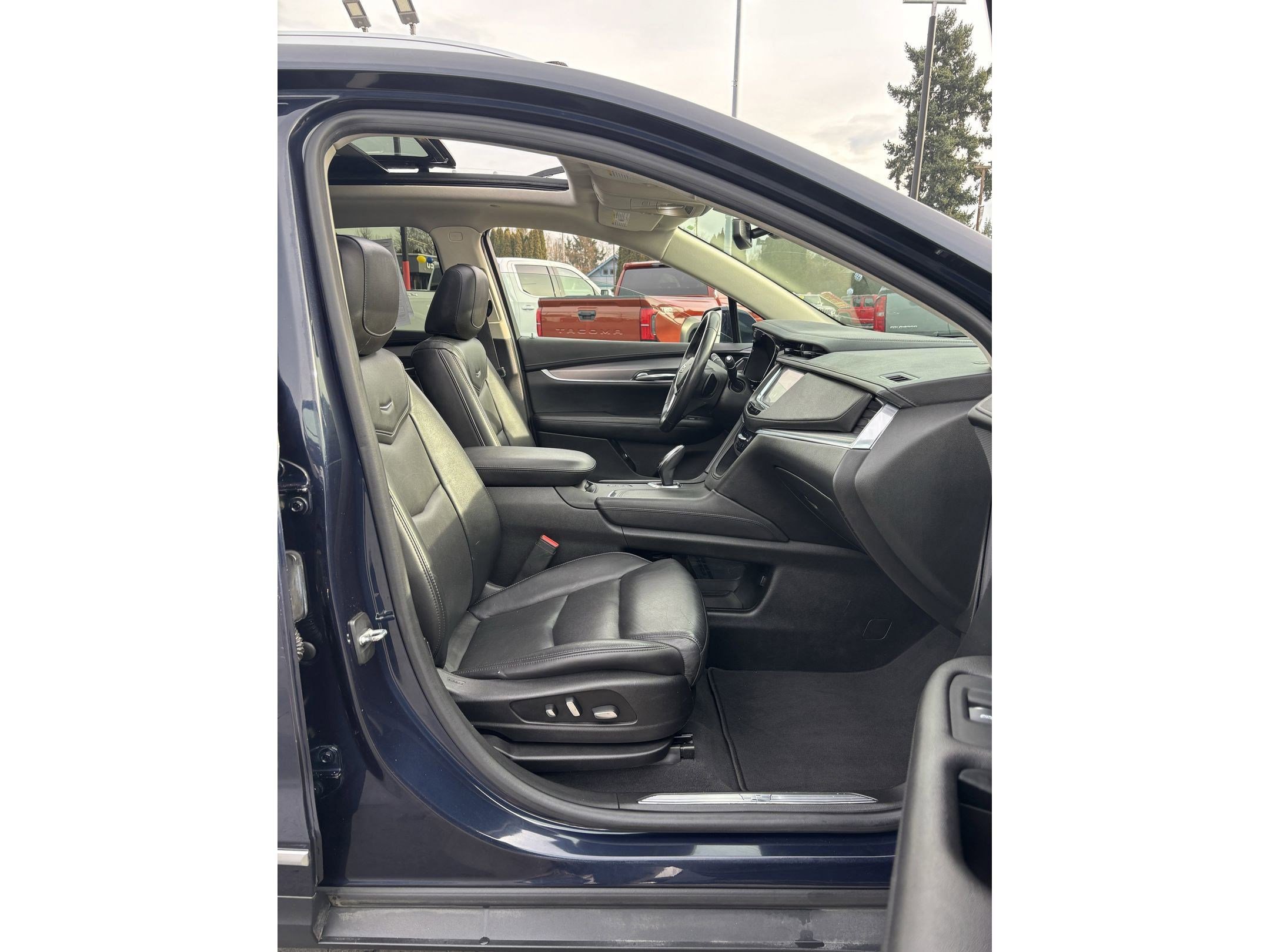 Used 2017 Cadillac XT5 Luxury w/ Driver Awareness Package image 8