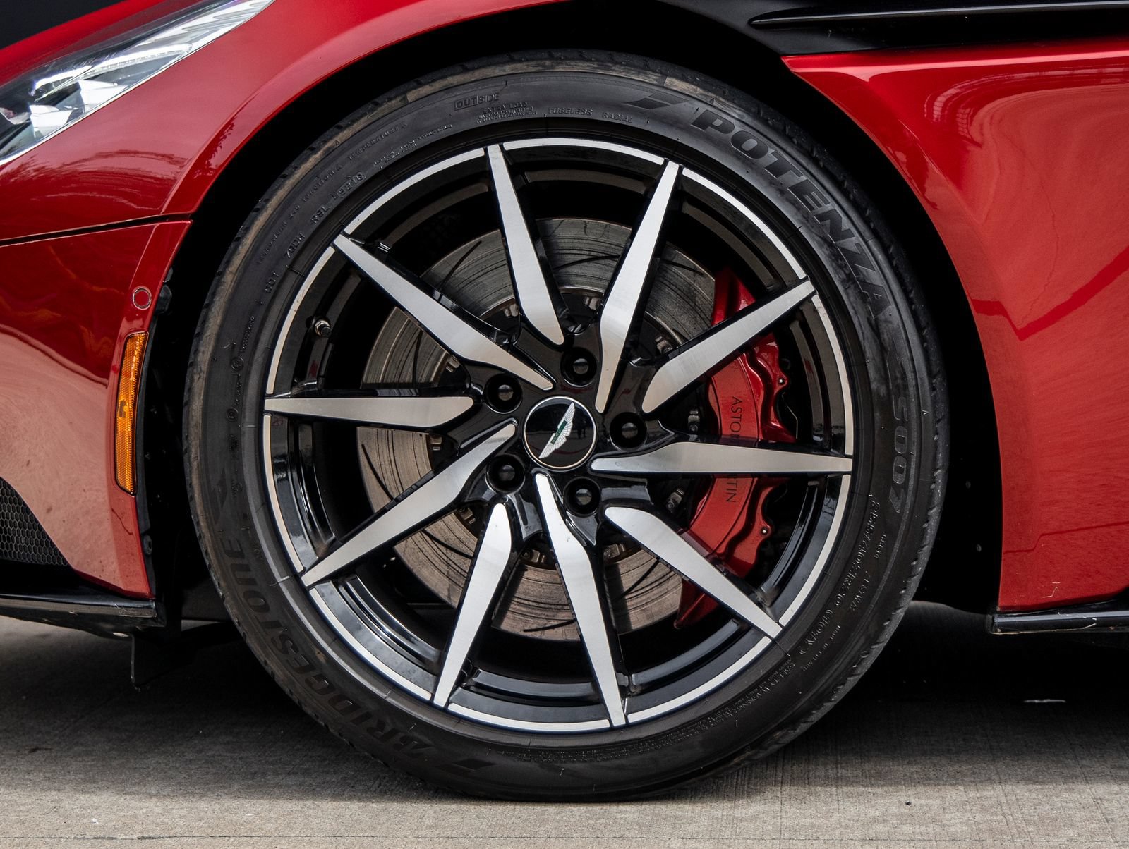Used 2017 Aston Martin DB11 V12 RWD image 13