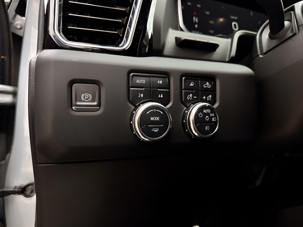 Used 2024 GMC Sierra 3500 Denali w/ Denali Reserve Package AWD/4WD image 21