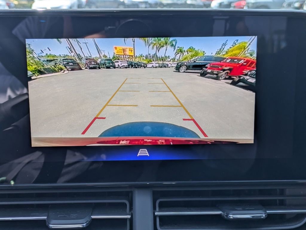 Used 2025 Chevrolet Trax LT w/ LT Convenience Package image 17