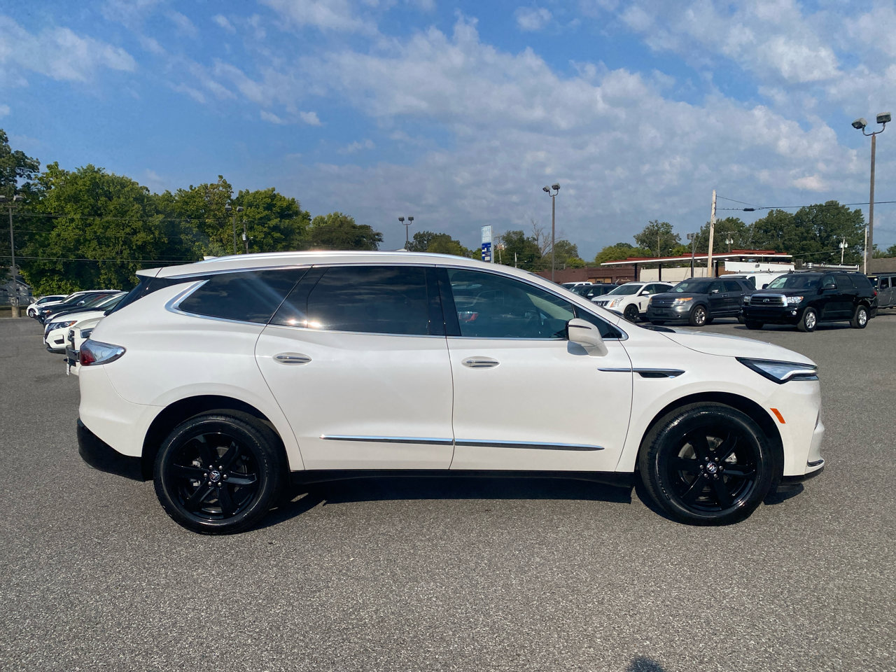 Used 2024 Buick Enclave Essence w/ Sport Touring Edition FWD image 4