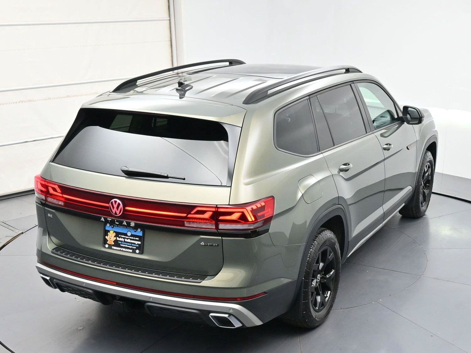 Used 2025 Volkswagen Atlas Peak Edition SE AWD/4WD image 39