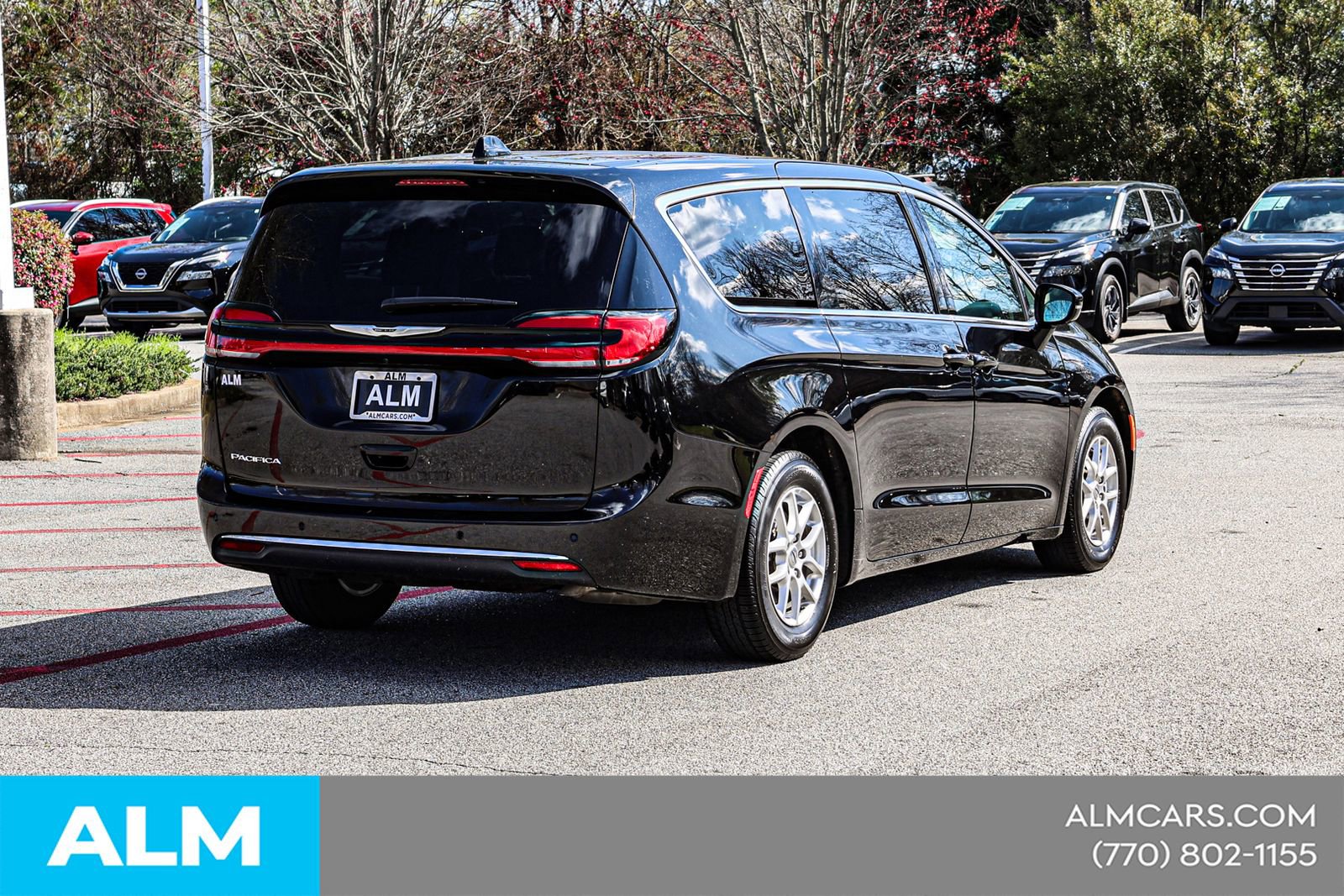 Used 2024 Chrysler Pacifica Touring-L FWD image 7