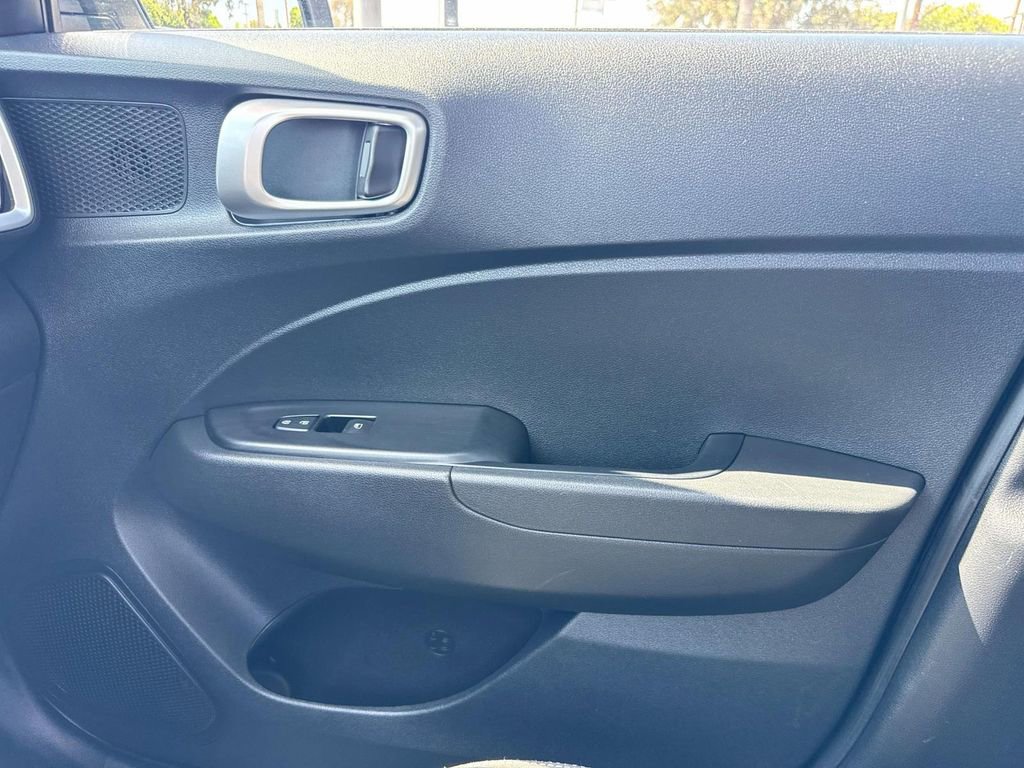 Used 2025 Hyundai Venue SEL image 29