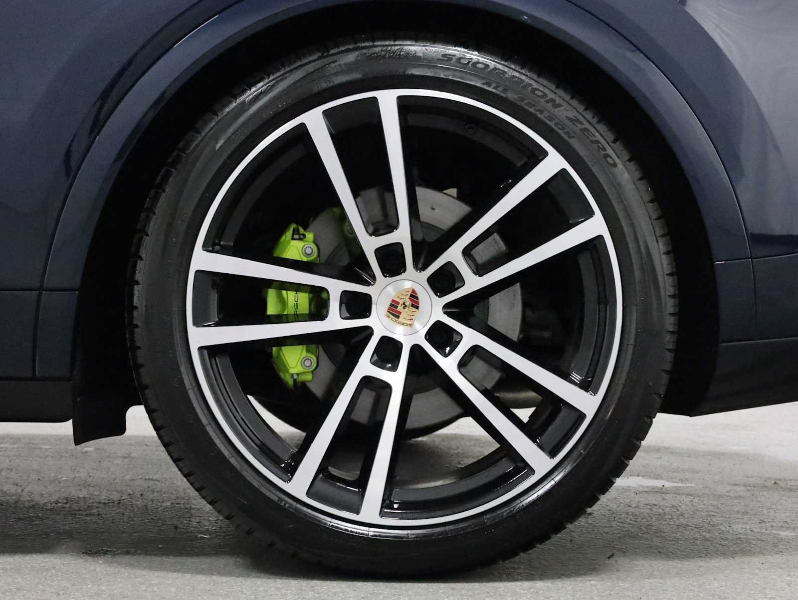 Certified 2025 Porsche Cayenne E-Hybrid AWD/4WD image 40