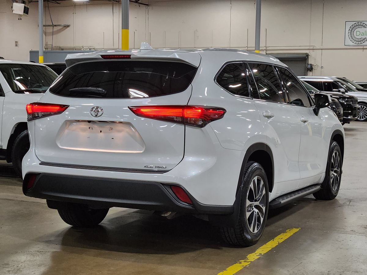 Used 2022 Toyota Highlander XLE AWD/4WD image 8