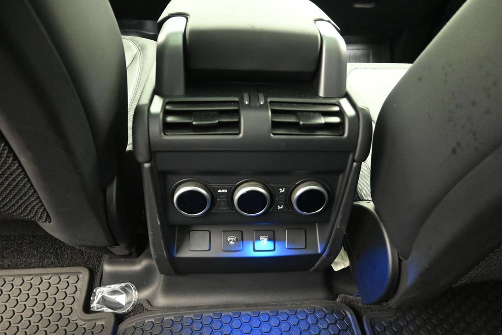 Used 2024 Land Rover Defender 110 X-Dynamic SE AWD/4WD image 13