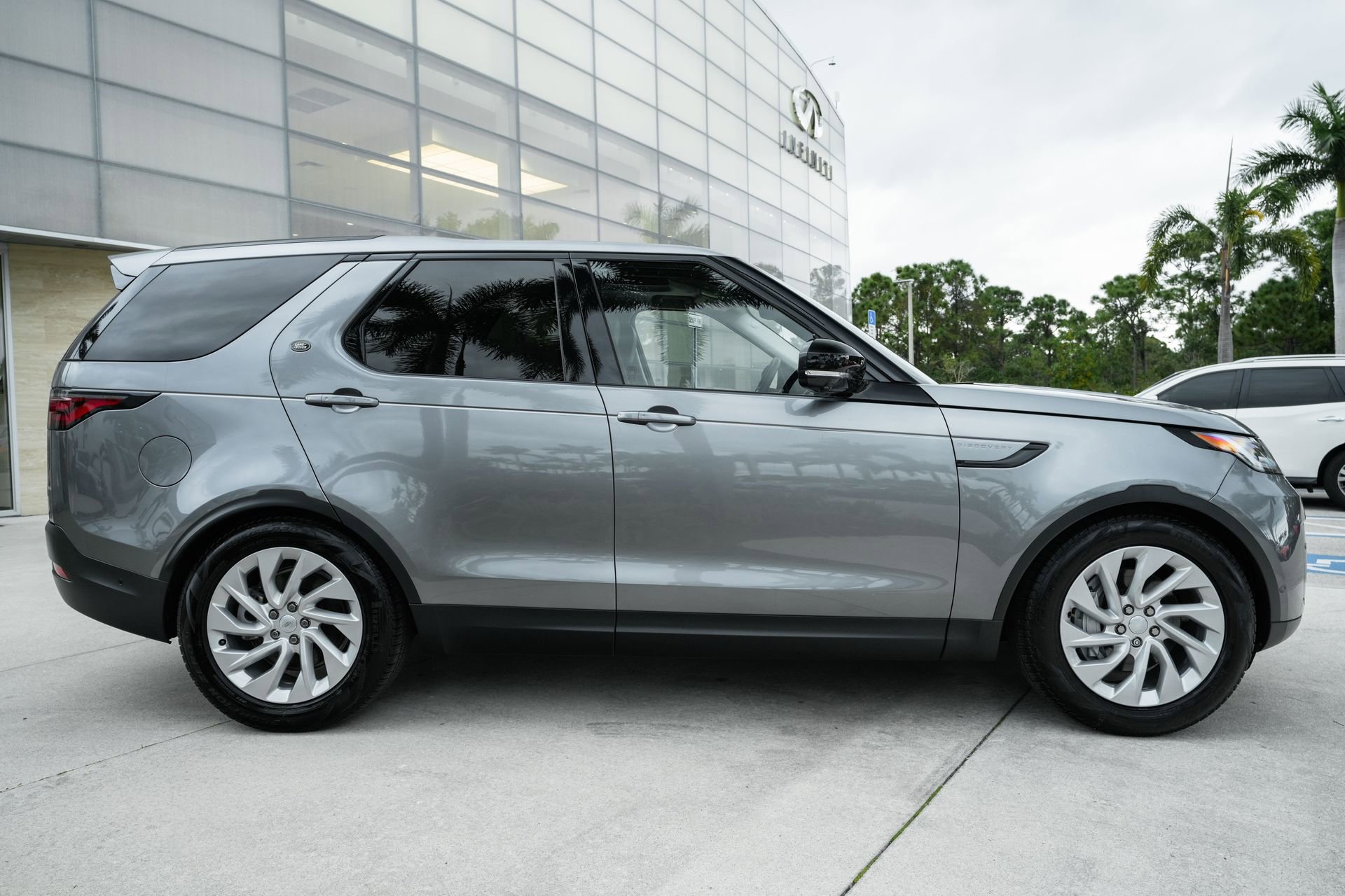 Used 2024 Land Rover Discovery S image 26