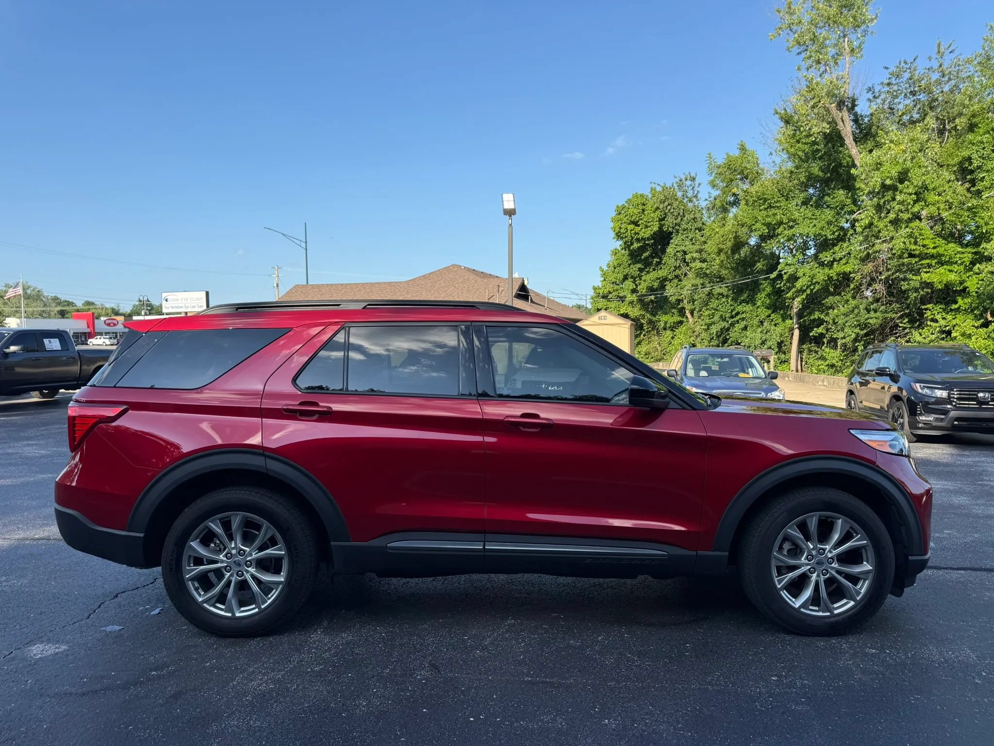 Used 2024 Ford Explorer XLT w/ Equipment Group 202A AWD/4WD image 7