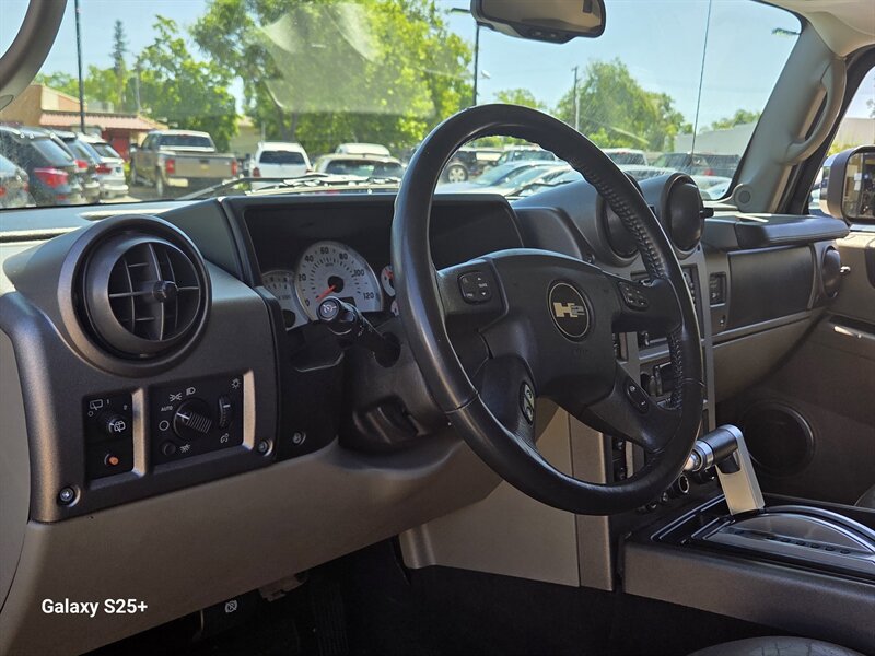Used 2004 HUMMER H2 w/ Preferred Equipment Group AWD/4WD image 8