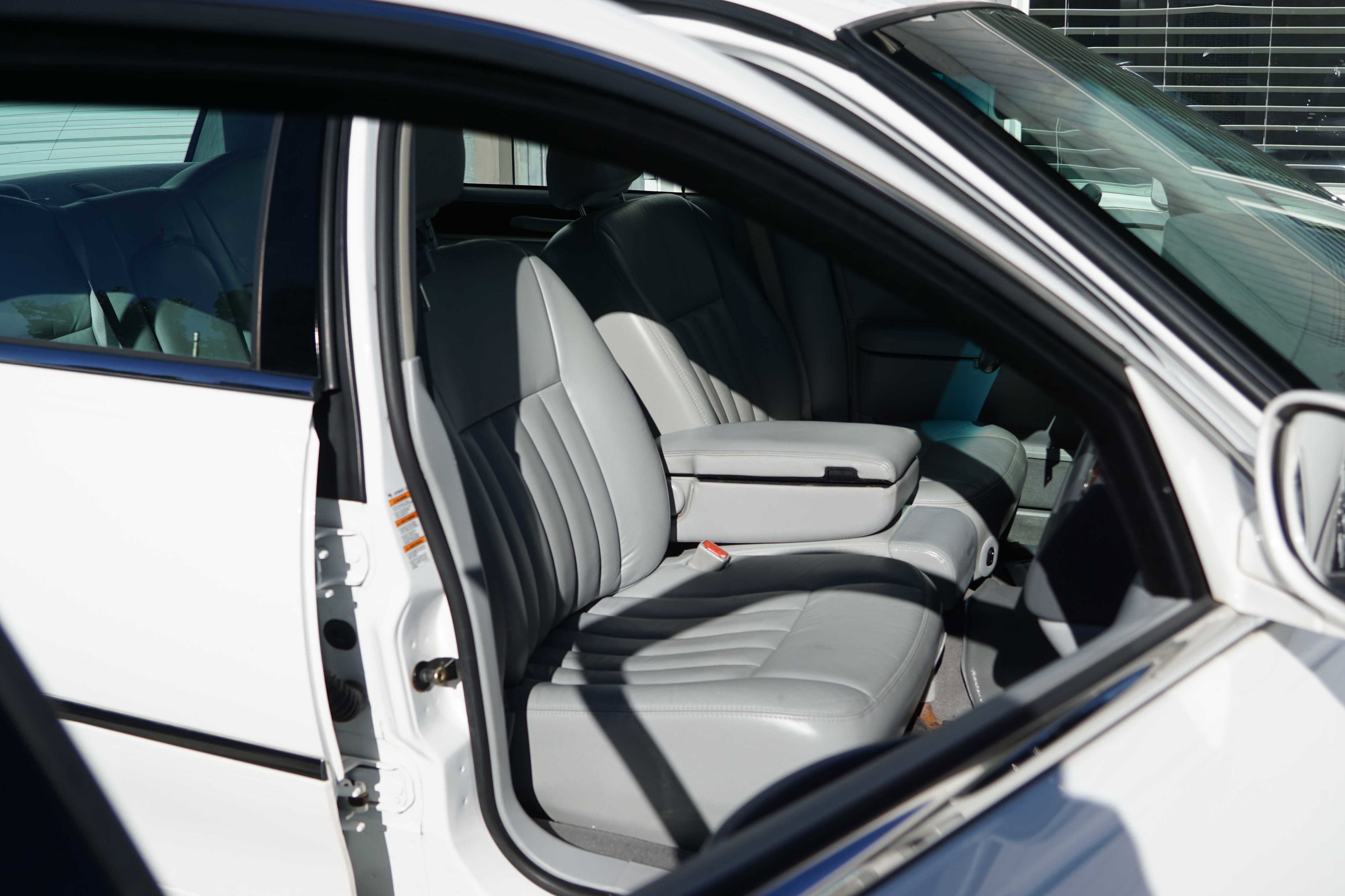 Used 2004 Lincoln Town Car Signature image 35