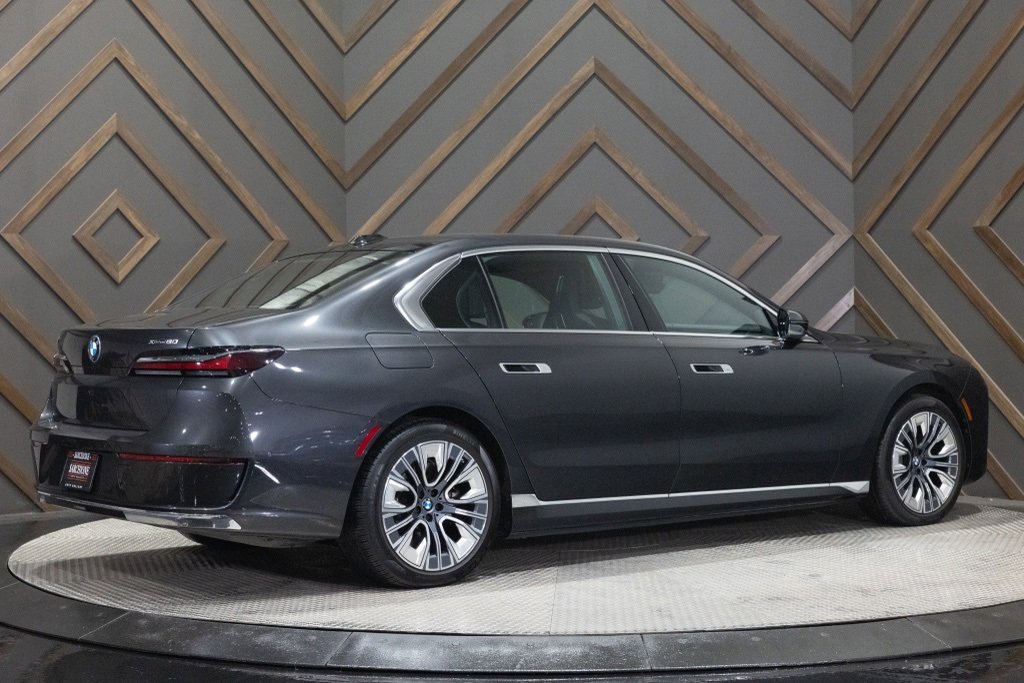 Used 2025 BMW i7 xDrive60 image 2