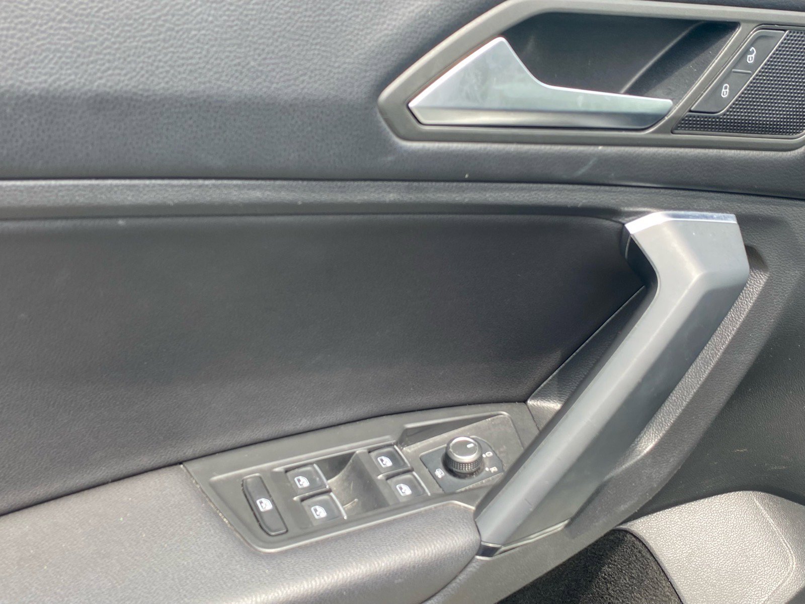 Used 2019 Volkswagen Tiguan SE AWD/4WD image 17