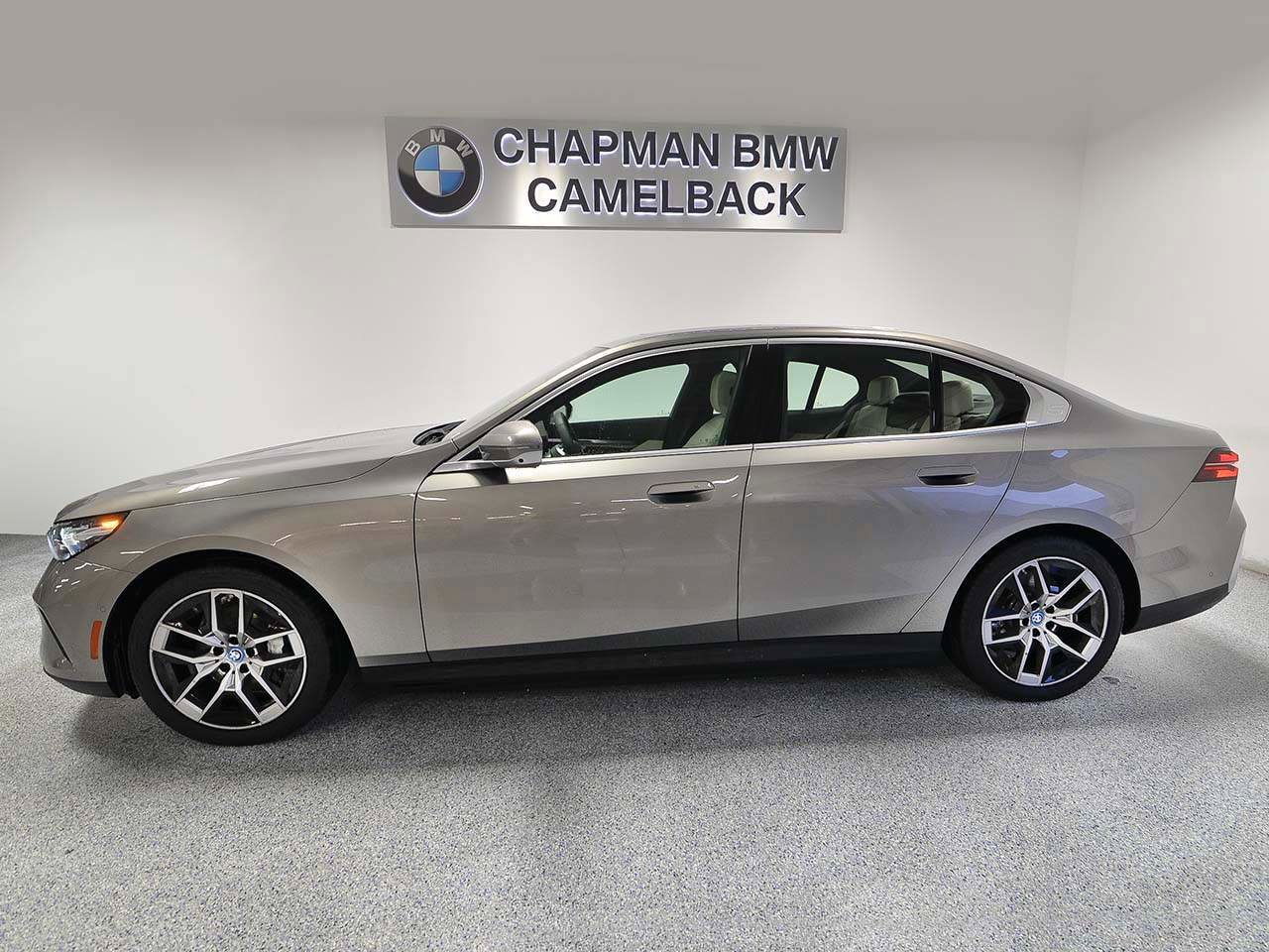 Used 2025 BMW i5 eDrive40i w/ Premium Package image 3