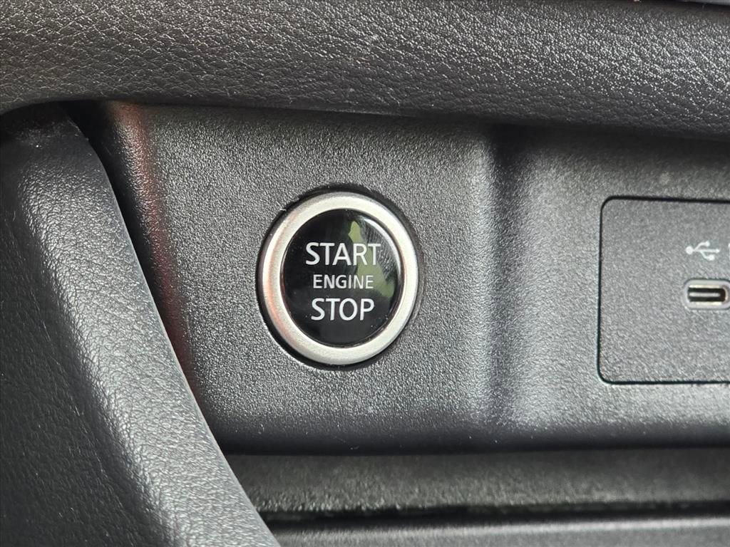 Used 2023 Nissan Rogue SV image 17