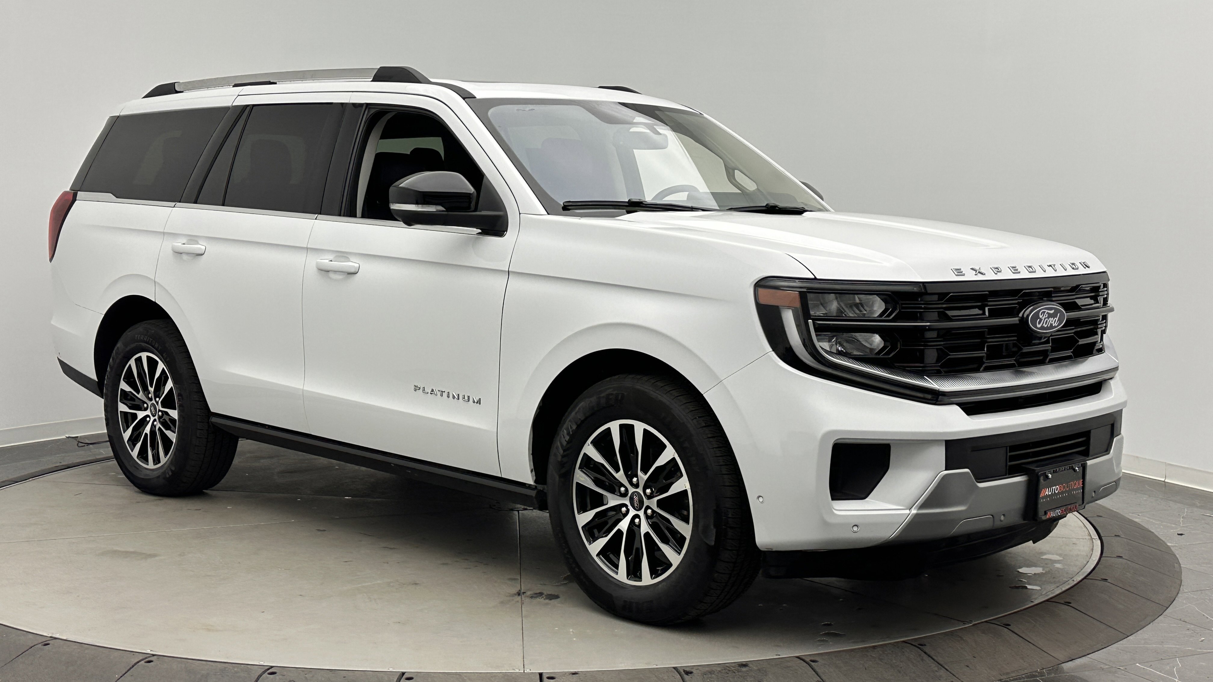Used 2025 Ford Expedition Platinum image 3
