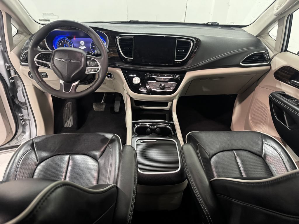Used 2024 Chrysler Pacifica Limited FWD image 32