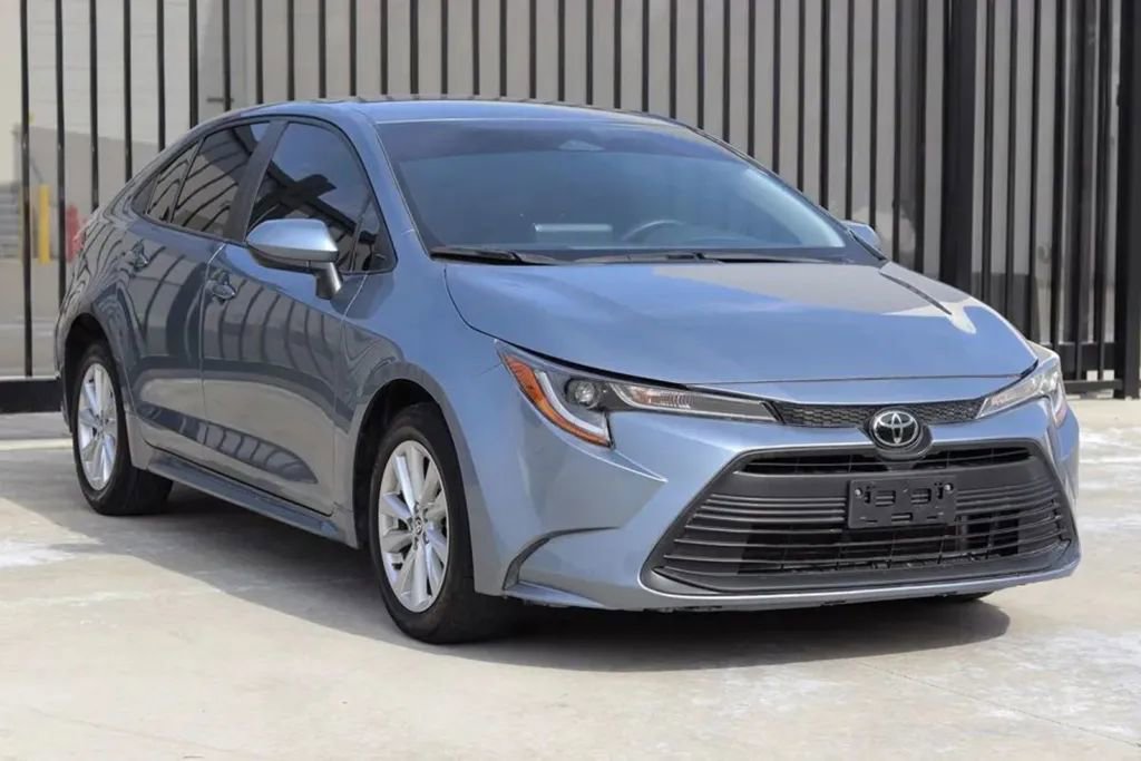 Used 2024 Toyota Corolla LE w/ LE Convenience Package image 3