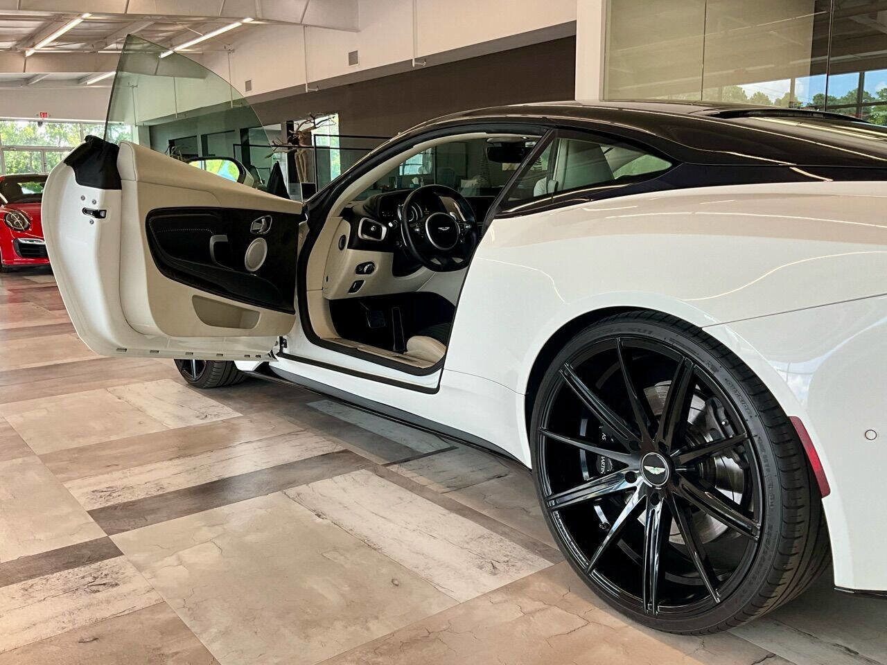 Used 2018 Aston Martin DB11 V12 image 16