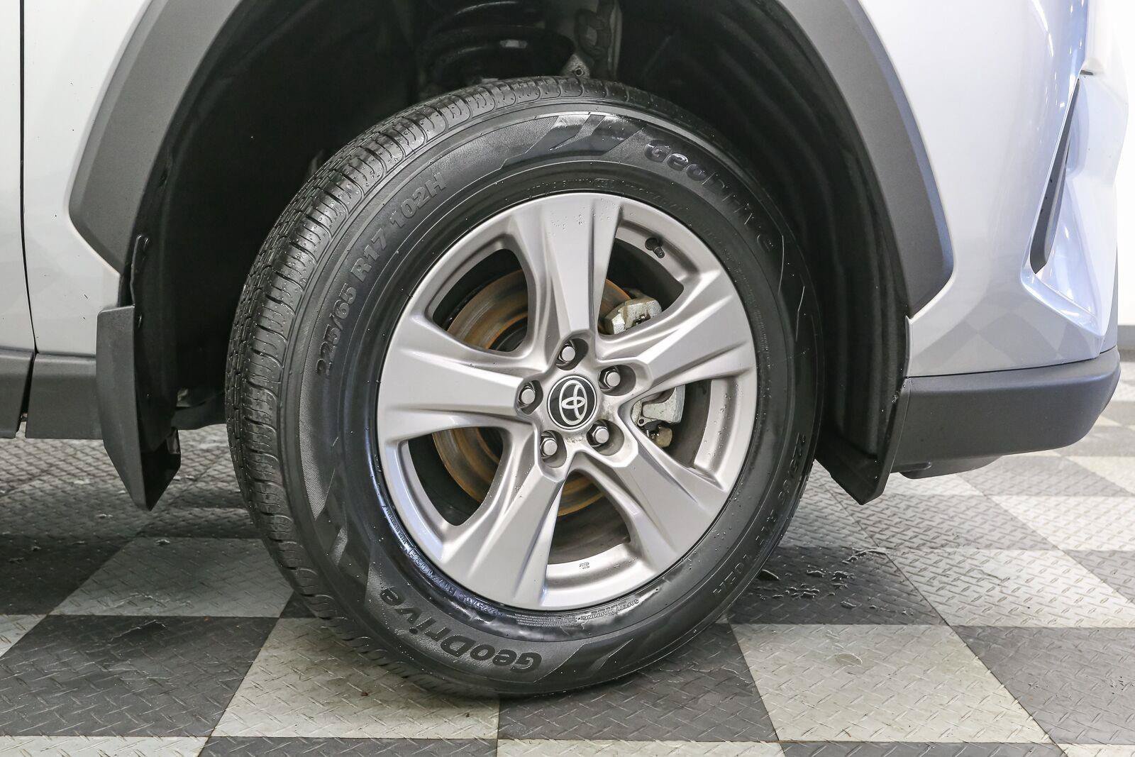 Used 2025 Toyota RAV4 LE AWD/4WD image 15