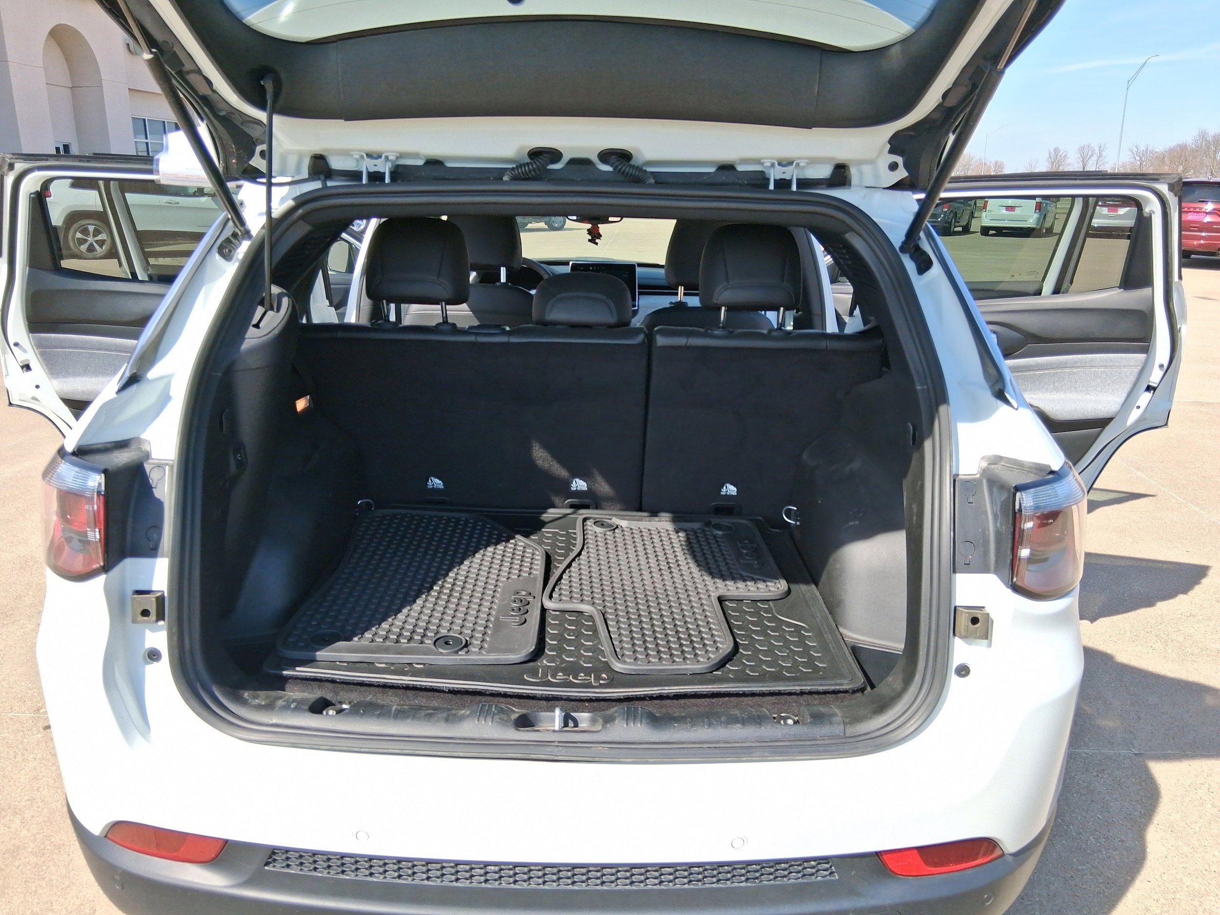Used 2024 Jeep Compass Latitude image 14