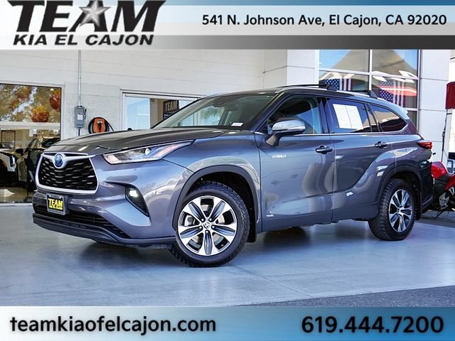 Used 2021 Toyota Highlander XLE AWD/4WD image 2