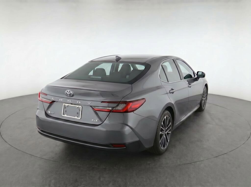 Used 2025 Toyota Camry XLE FWD image 5