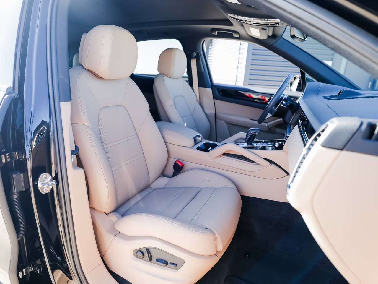 Certified 2023 Porsche Cayenne Platinum Edition image 28