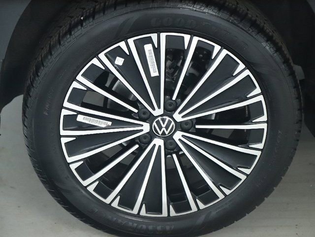 Used 2025 Volkswagen Taos SE FWD image 12