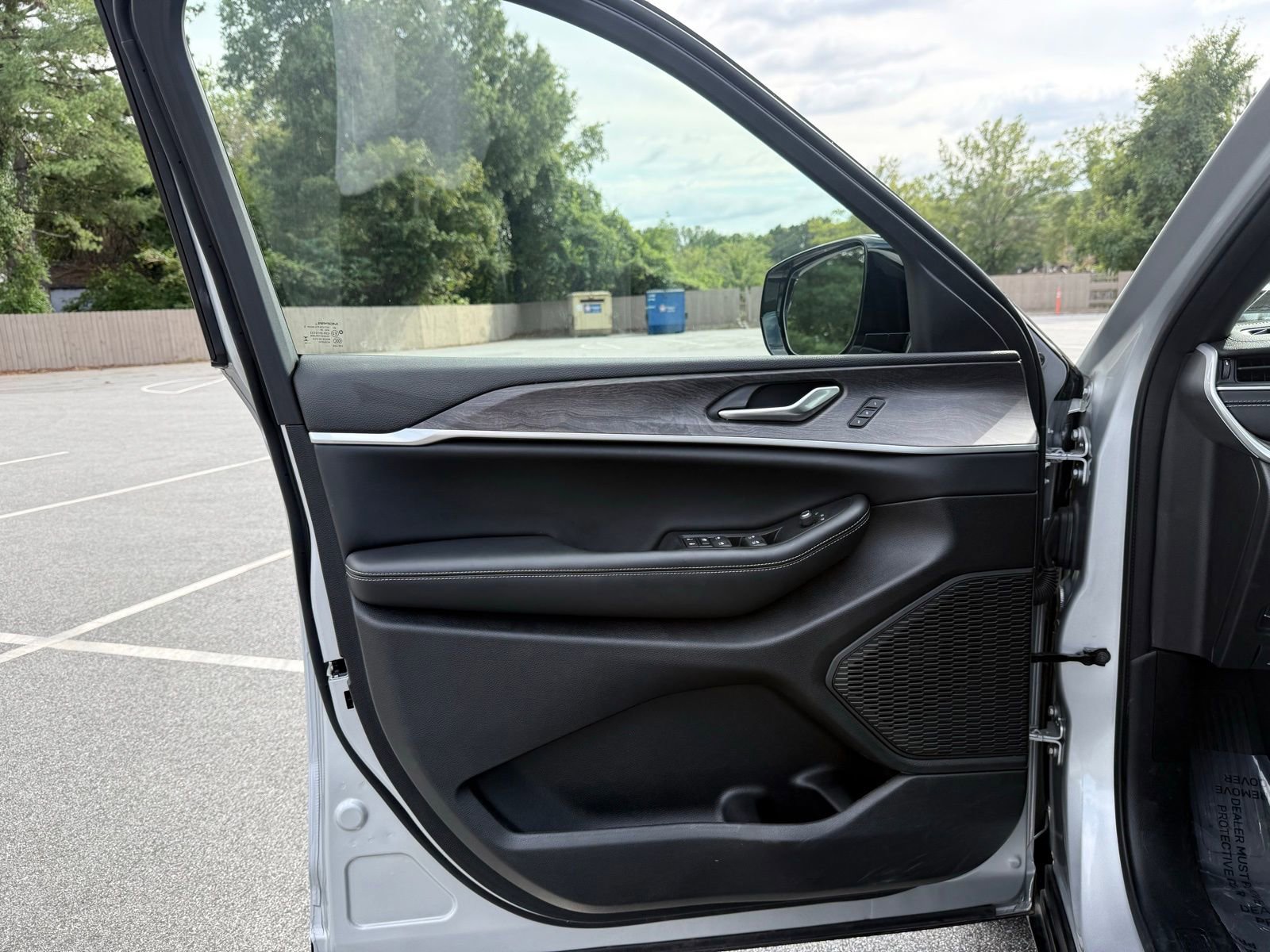 Used 2024 Jeep Grand Cherokee Limited image 11