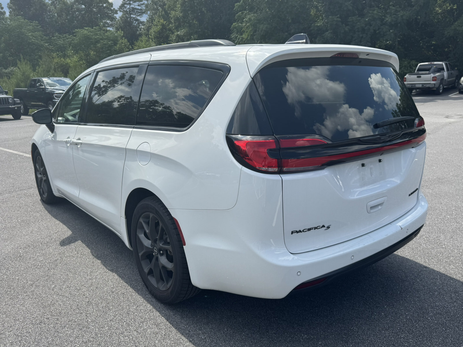 Used 2025 Chrysler Pacifica Limited FWD image 7