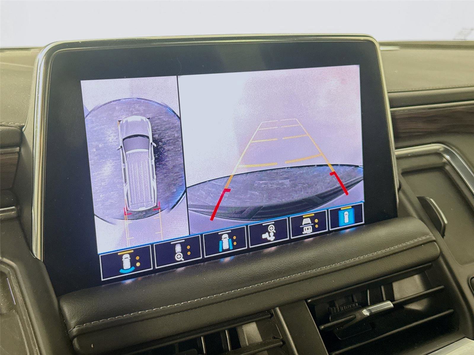 Used 2021 Chevrolet Tahoe Z71 w/ Luxury Package AWD/4WD image 9