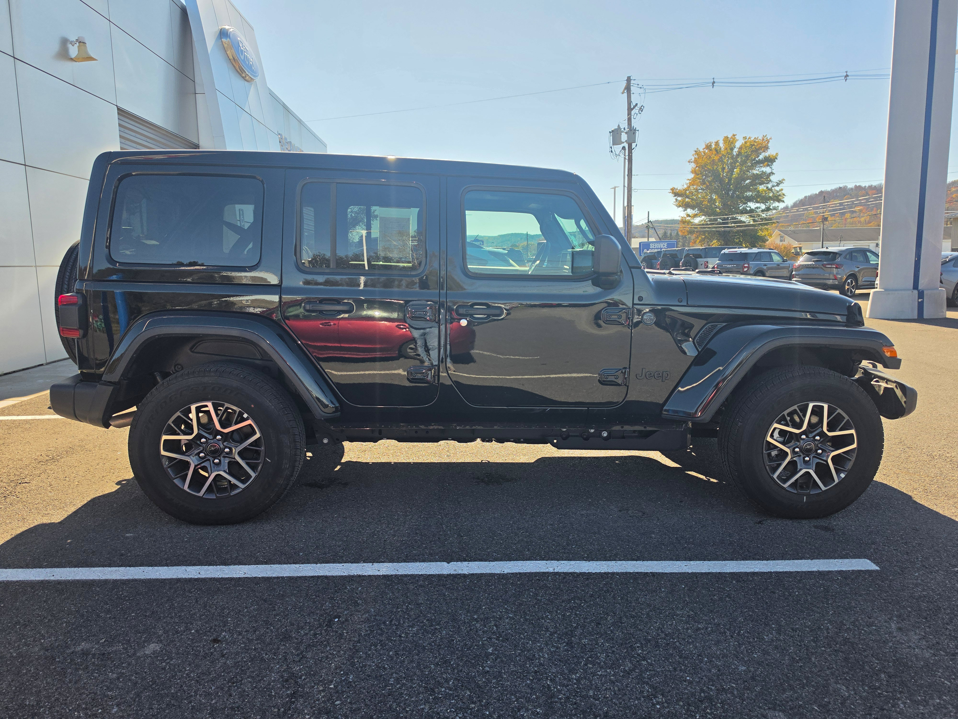 Used 2026 Jeep Wrangler Unlimited Sahara AWD/4WD image 2