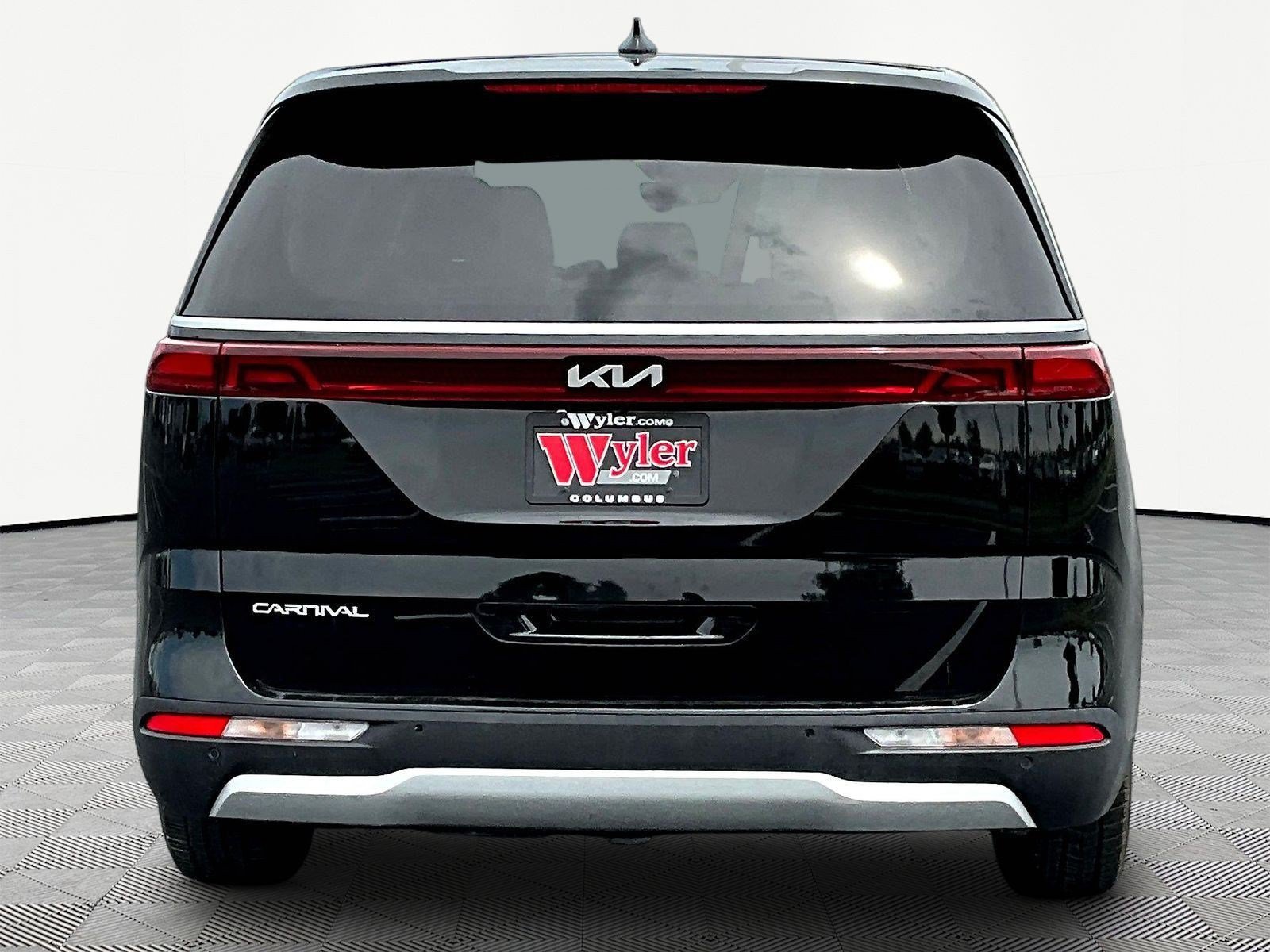 Used 2023 Kia Carnival EX FWD image 5