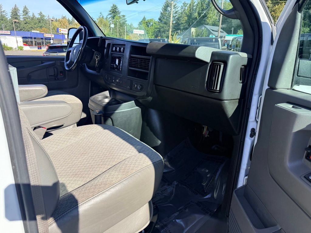 Used 2015 Chevrolet Express 3500 RWD image 22