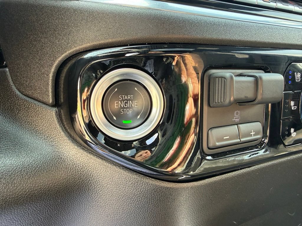 Used 2025 Chevrolet Silverado 2500 High Country w/ Technology Package AWD/4WD image 42