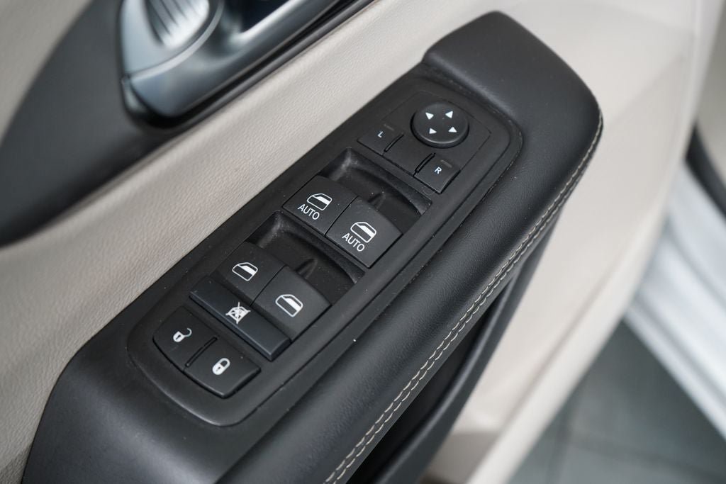 Used 2024 Chrysler Pacifica Touring-L FWD image 21
