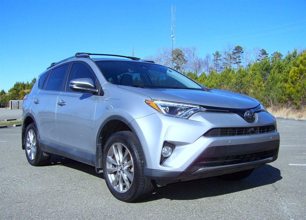 Used 2018 Toyota RAV4 Limited FWD image 3