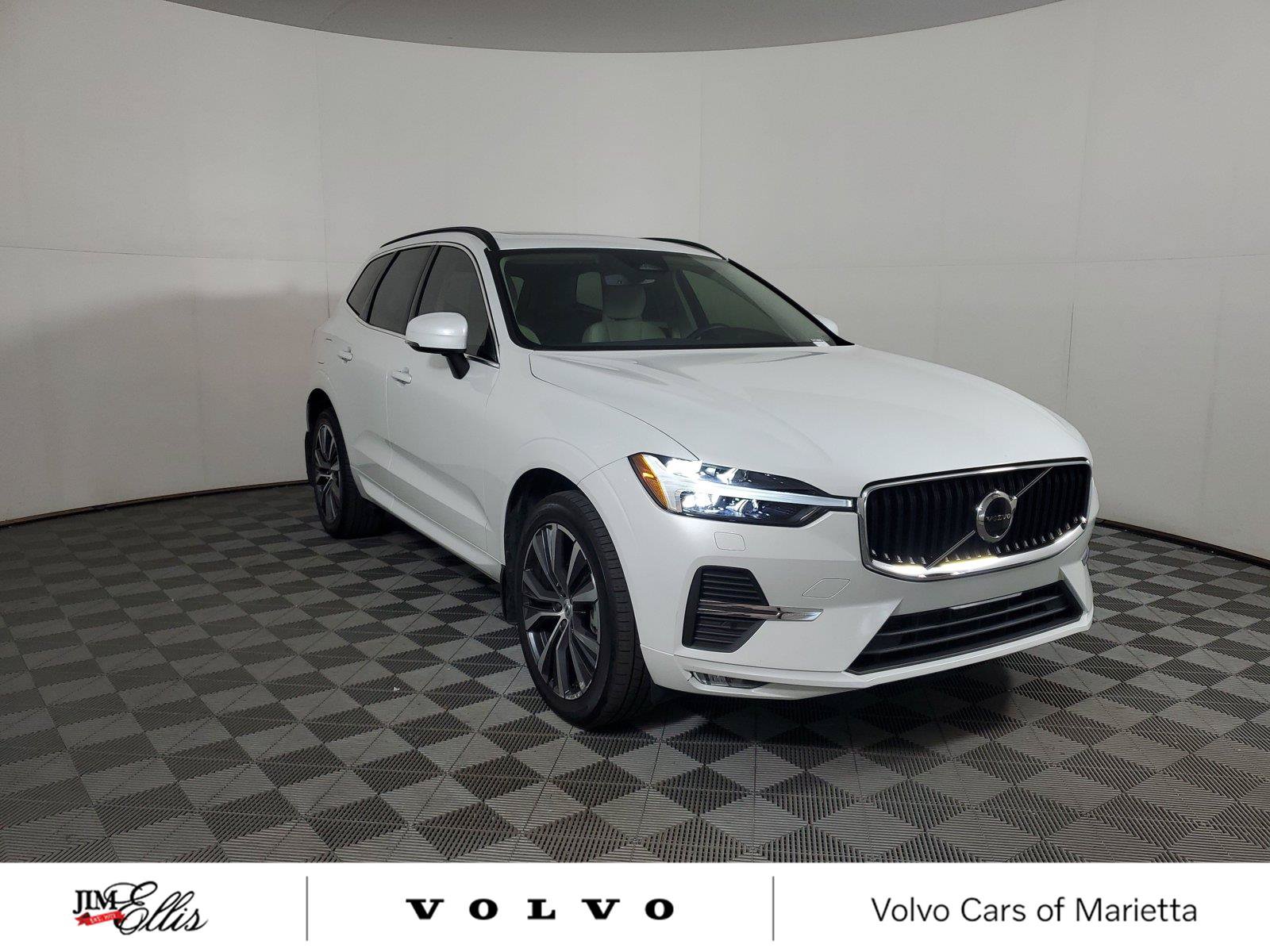 Used 2022 Volvo XC60 B5 Momentum w/ Climate Package FWD image 1