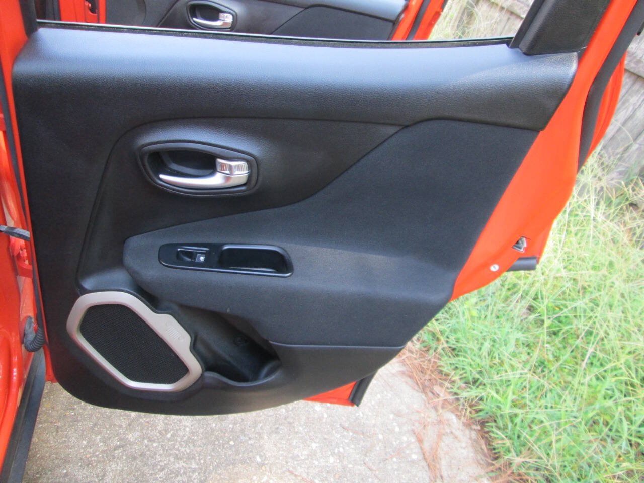 Used 2015 Jeep Renegade Latitude AWD/4WD image 43