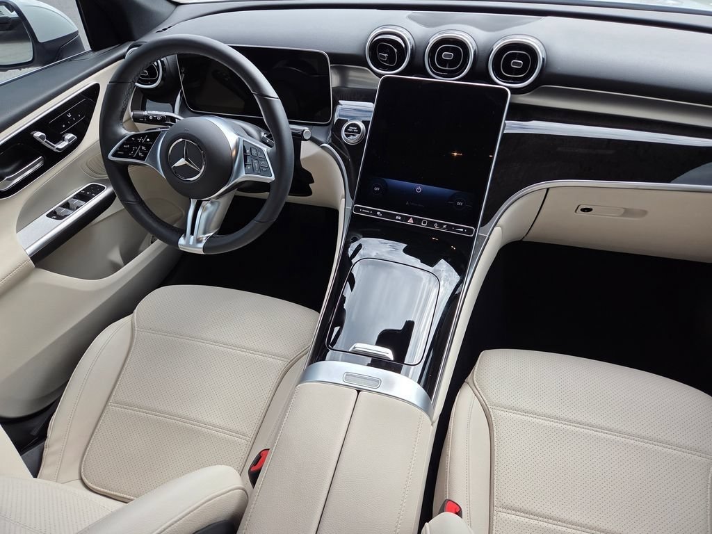 Used 2025 Mercedes-Benz GLC 300 4MATIC image 34