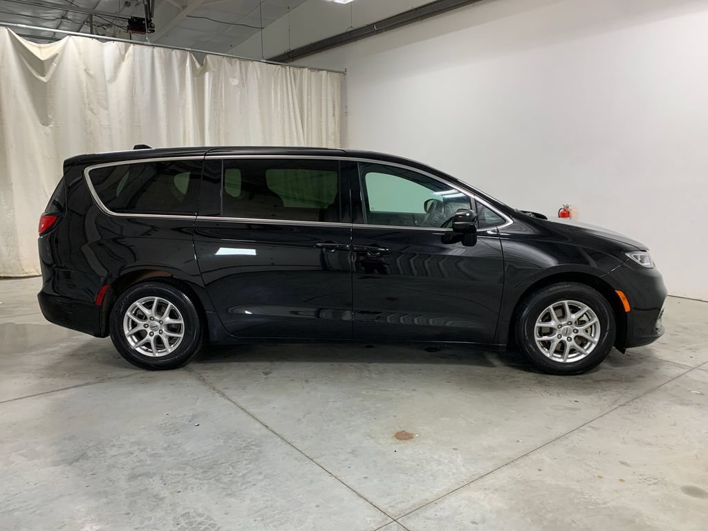 Used 2025 Chrysler Pacifica Select FWD image 11