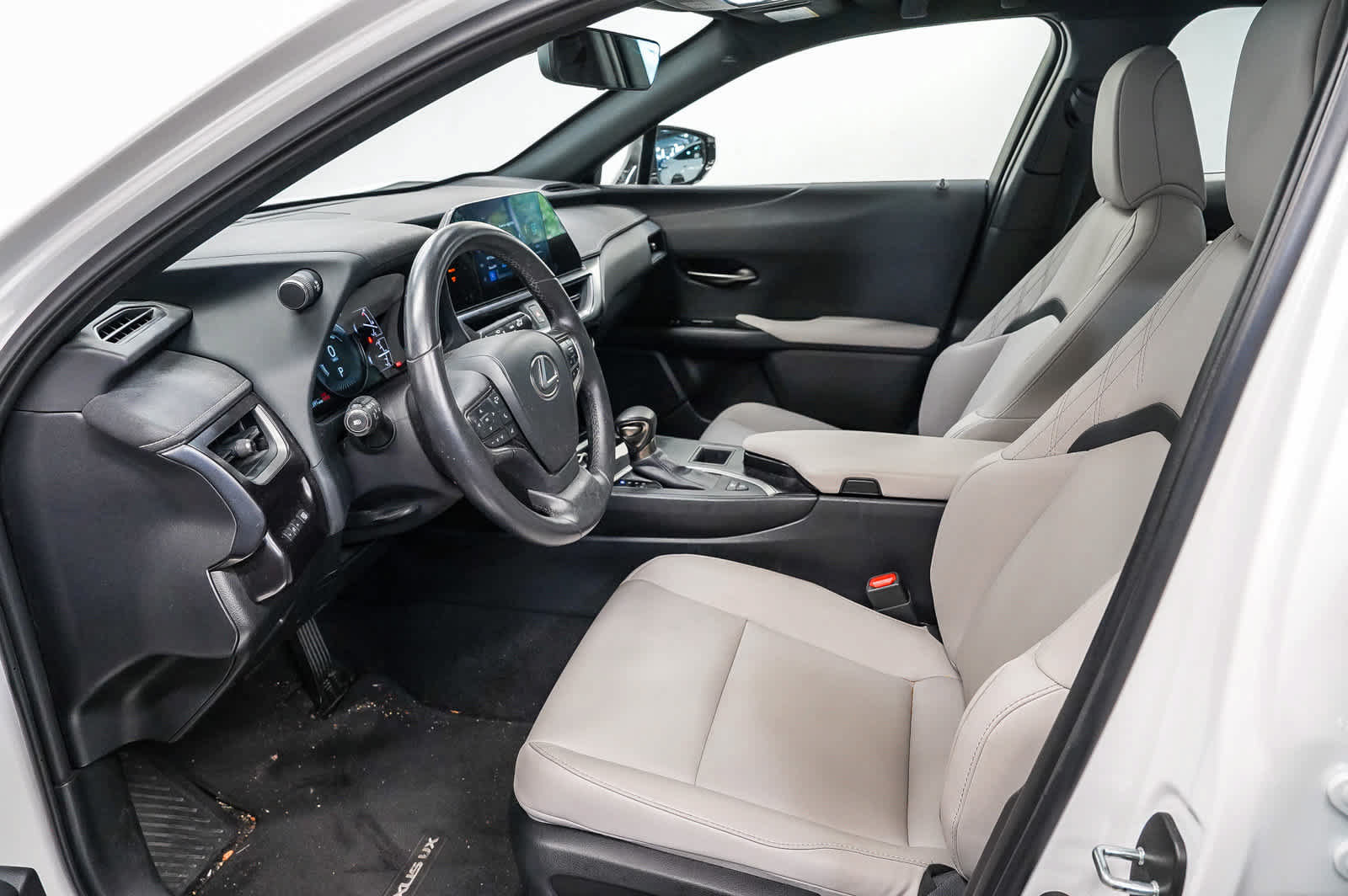 Used 2024 Lexus UX 250h FWD image 18