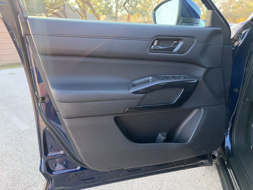 Used 2025 Nissan Pathfinder SV image 20