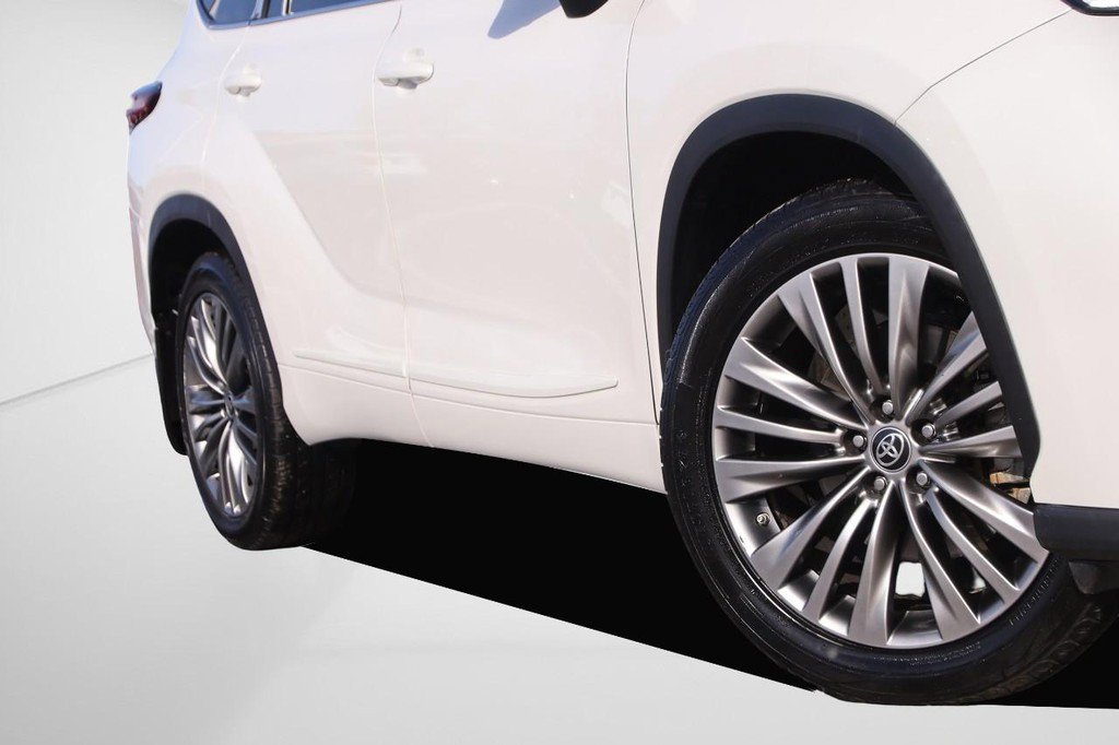 Used 2021 Toyota Highlander Platinum image 3