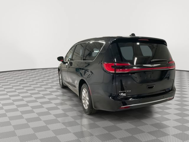 Used 2024 Chrysler Pacifica Touring-L FWD image 8