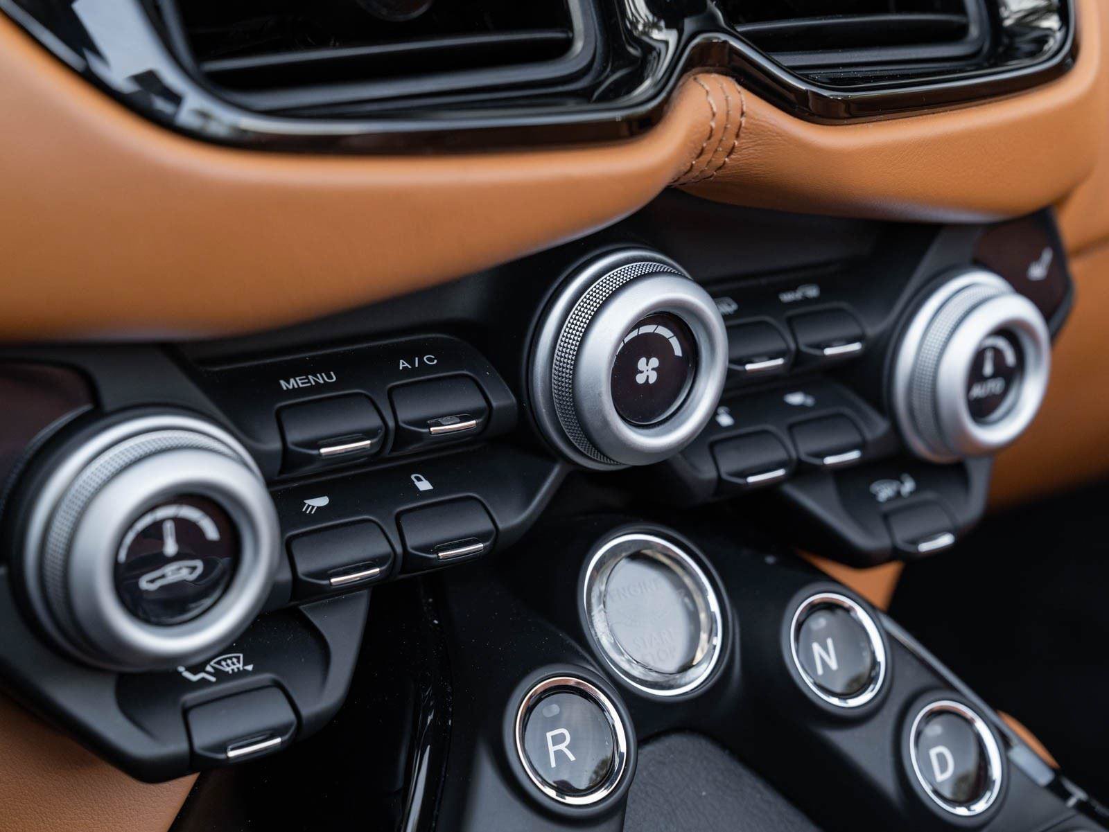 Used 2021 Aston Martin V8 Vantage Roadster RWD image 32