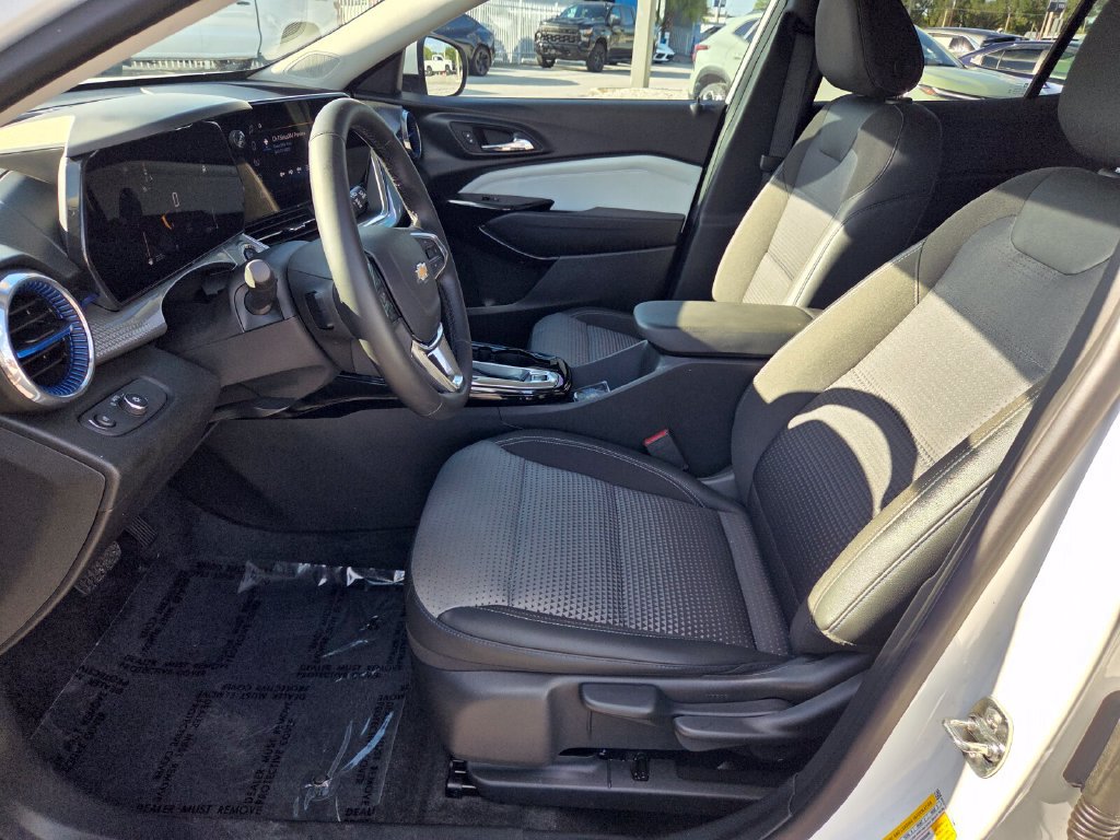 Used 2025 Chevrolet Trax LT w/ Driver Confidence Package FWD image 4