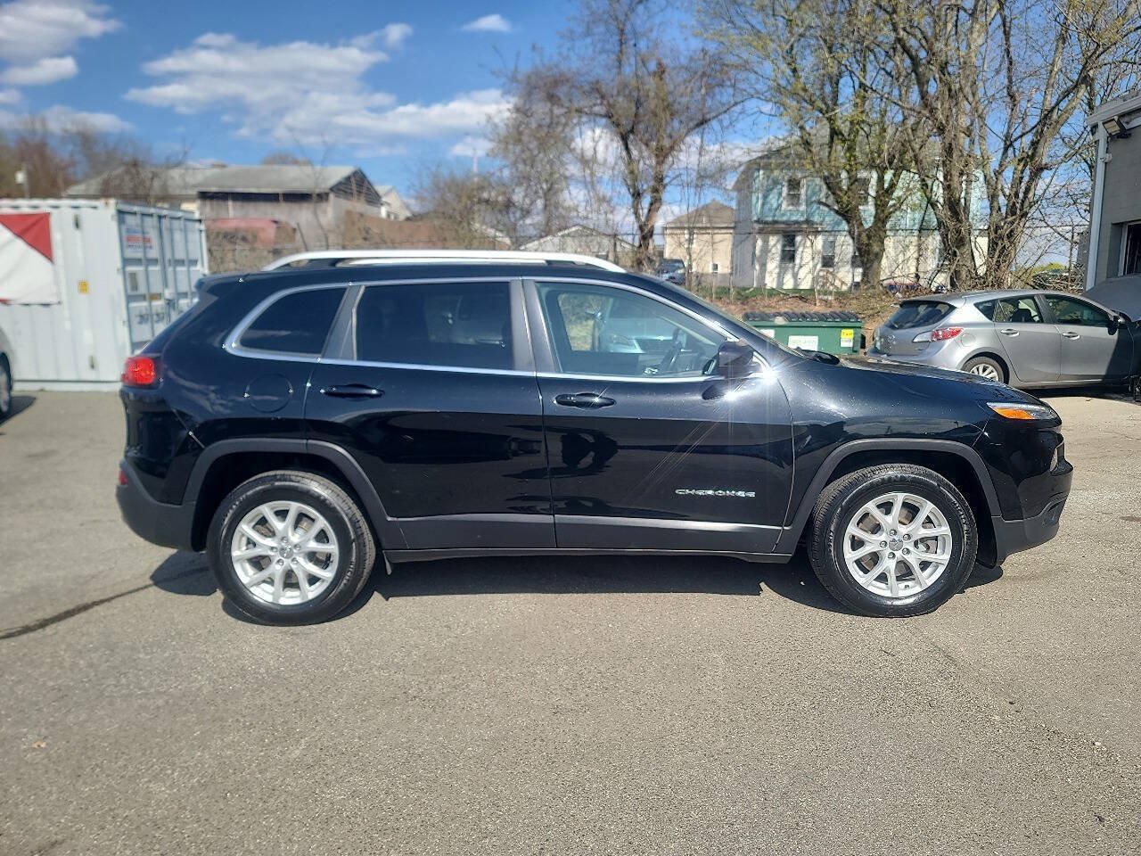 Used 2018 Jeep Cherokee Latitude Plus w/ Cold Weather Group AWD/4WD image 9