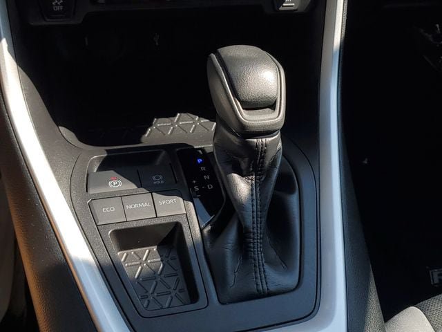 Used 2021 Toyota RAV4 XLE w/ Convenience Package FWD image 31